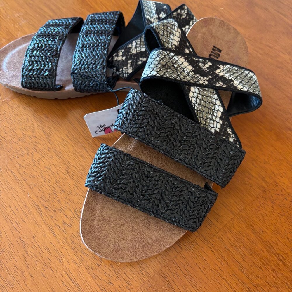 Muk Luks Black Snakeskin Flat Sandals Stretchy Straps Women's Sz 7 NWT